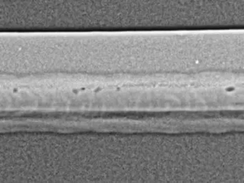 焊缝的数字射线成像显示出空洞缺陷